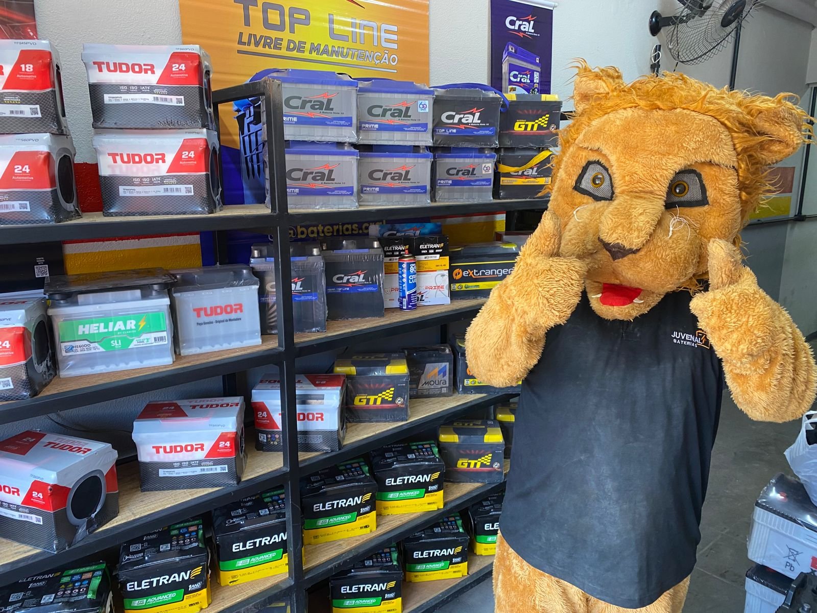 Mascote da Juvenal Baterias na loja
